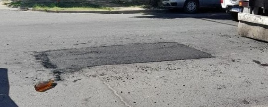 Vecinos de Los Hornos reclaman por los baches que son tapados con parches de cemento