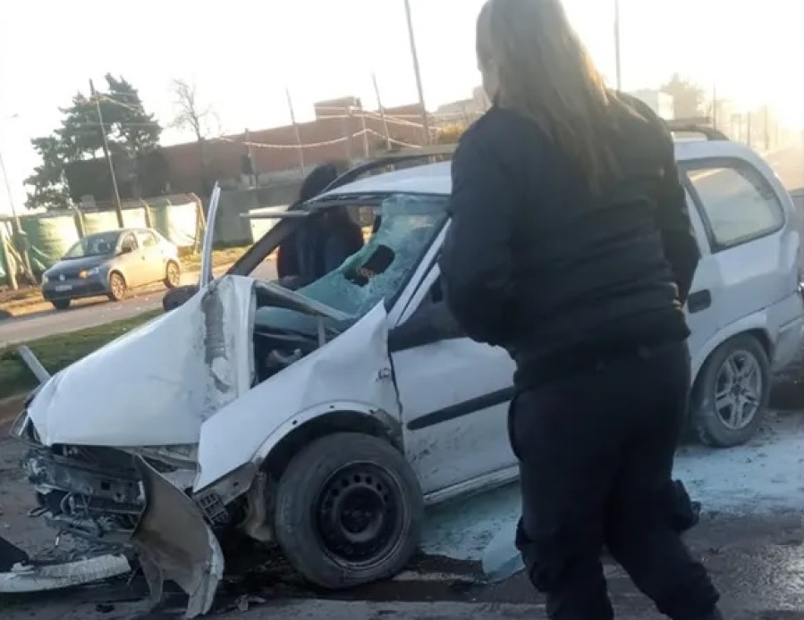 Impactante choque en La Plata: manejaba a gran velocidad, se estrelló contra un poste y tres personas resultaron heridas