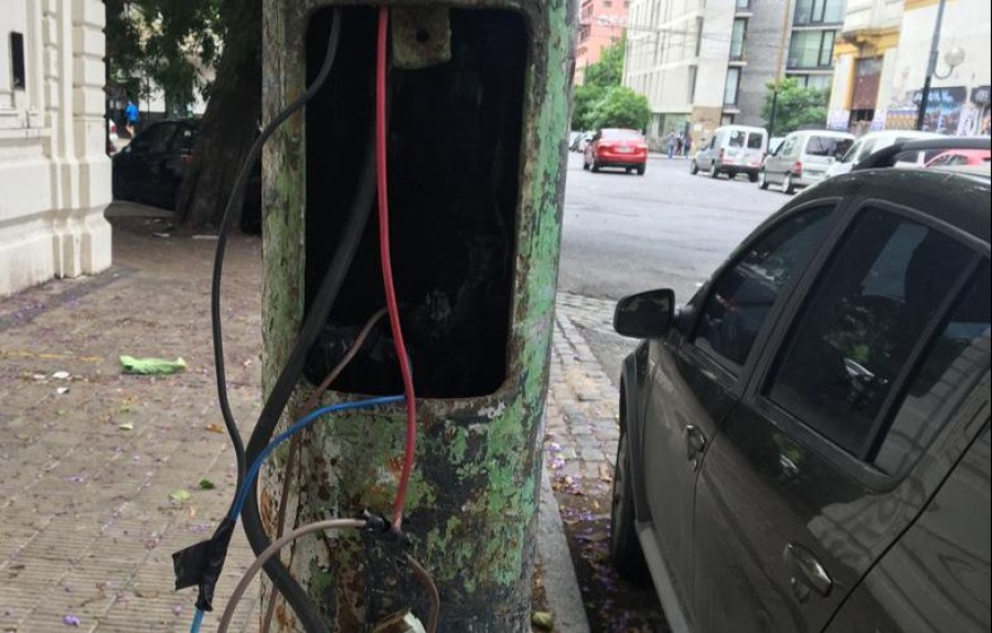 Vecinos del centro platense denunciaron que hay un poste con los cables ”al aire”