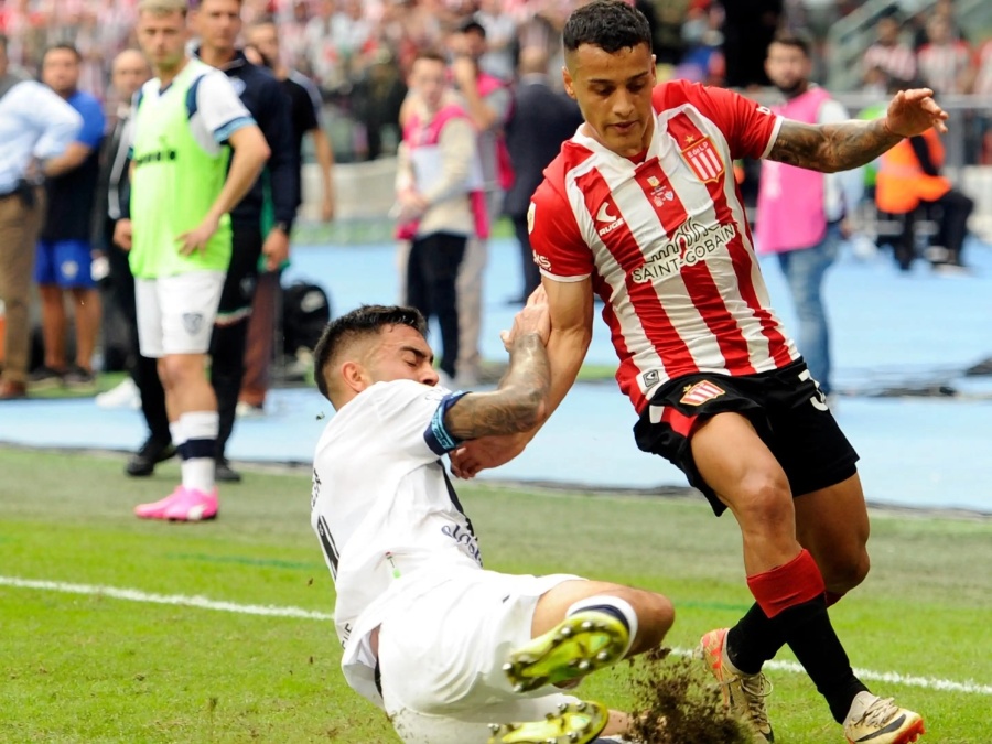 Domínguez apañó el accionar de Tiago Palacios y adelantó que lo cuenta para viajar a Bolivia