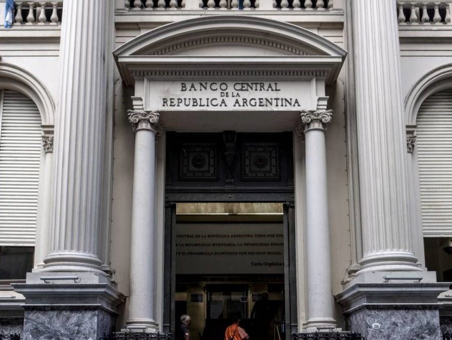 El déficit en servicios ya supera el total de 2024 y presiona las reservas del BCRA