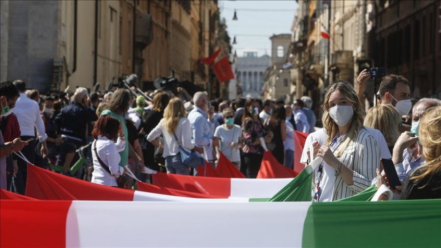 Ya no es obligatorio el uso del barbijo al aire libre en Italia