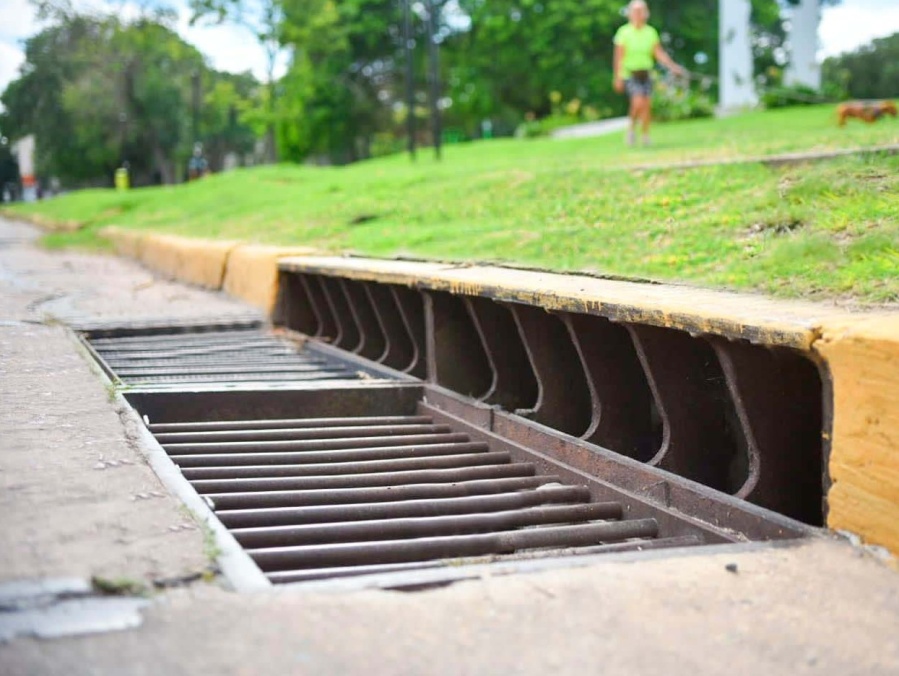 Renovarán 100 tapas de tormenta, sumideros y refinaderos para mitigar inundaciones en La Plata