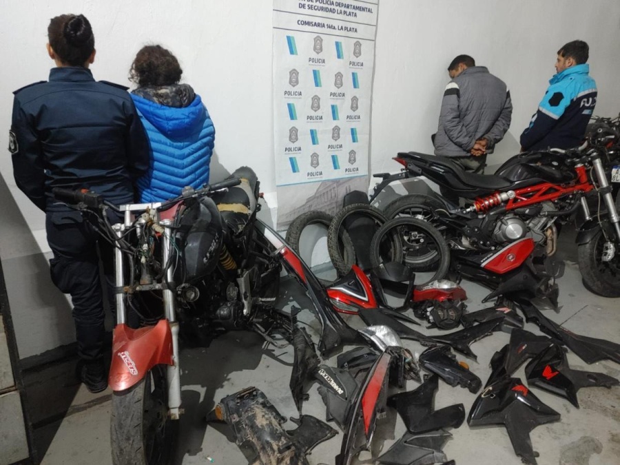 Cayó una gran banda criminal en La Plata: secuestraron autopartes, droga, armas y motos robadas