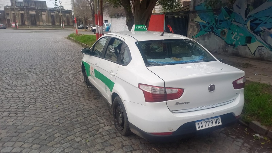Se quedó dormido al volante, atravesó la Plaza Matheu y se llevó puestos los juegos