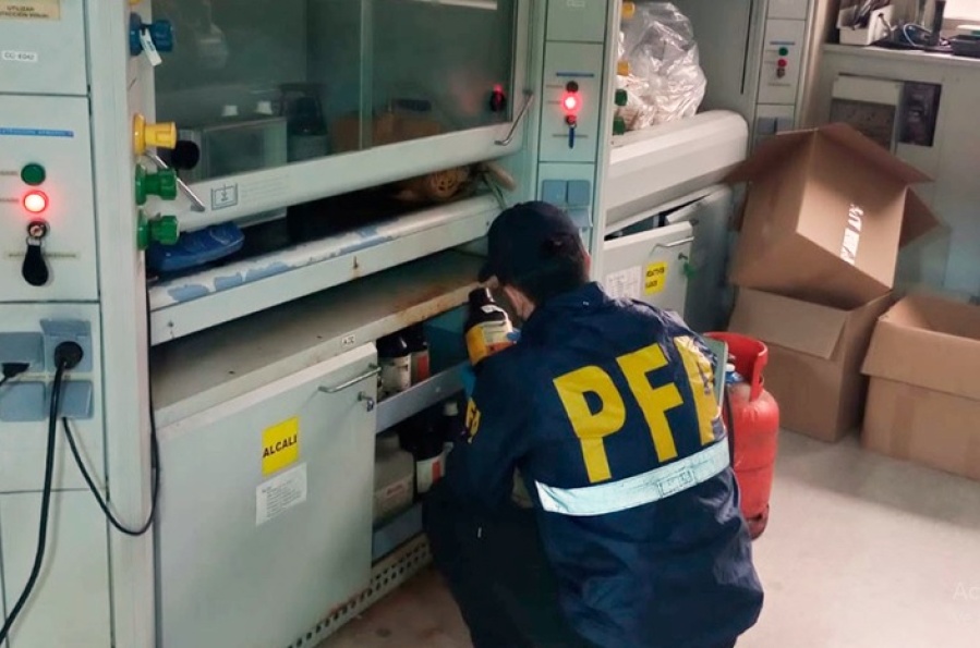Allanaron tres droguerías y dos laboratorios por el caso del fentanilo contaminado que causó 15 muertes en La Plata
