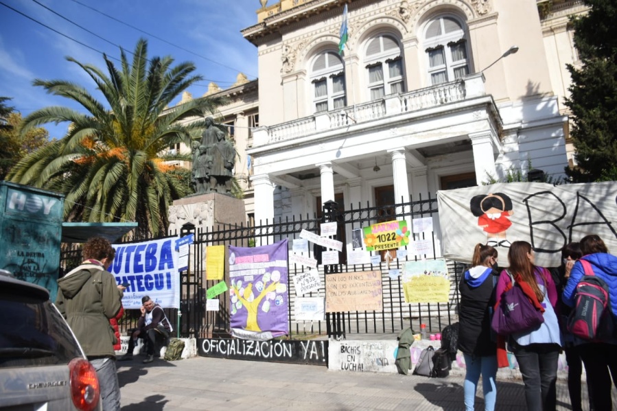 Llegó a La Plata el reclamo de docentes de Berazategui por casos de abusos y violencia en los colegios