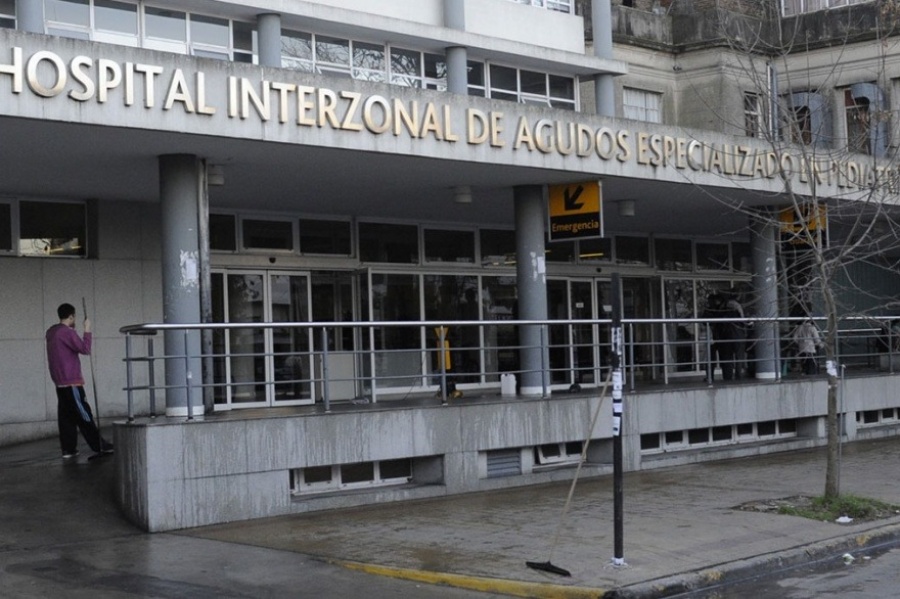 Un nene de un año perdió la vida luego de que se le cayera un marco de una ventana en Los Hornos