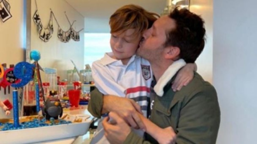 Benjamín Vicuña, emocionado, compartió fotos de la primera comunión de su hijo Beltrán: ”Entre nubes y ángeles”