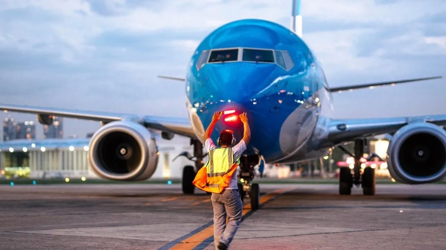 El Gobierno reglamentó la habilitación para que aeronaves y tripulaciones extranjeras operen en el país