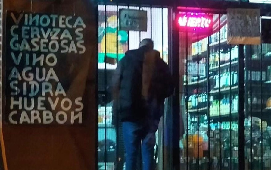 Fue a un almacén con su pareja, estaba esperando que lo atiendan y le llamó la atención el cartel de la puerta: ”Temo que...”