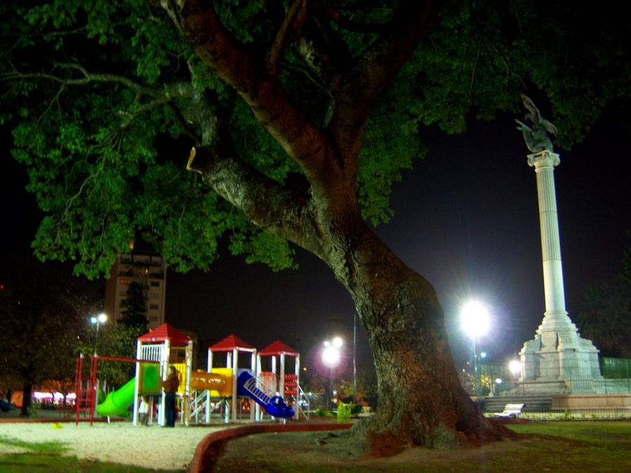 Rescataron a una mujer que estaba siendo insultada y golpeada por un hombre en Plaza Italia