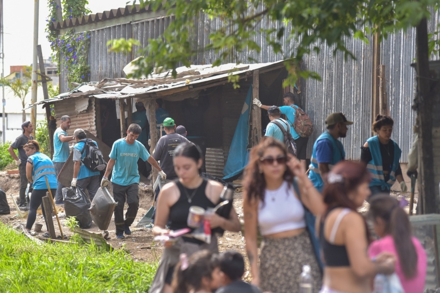 Segunda etapa de la relocalización: trasladaron a cinco familias que vivían junto a las vías de 122 y 50