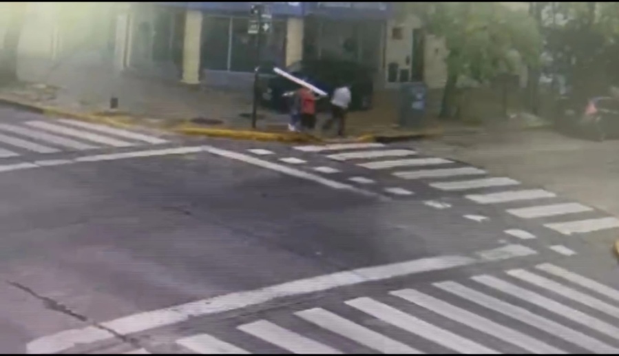 Un auto circuló por la vereda de 15 y 34 en medio de una persecución policial y de milagro no terminó en una tragedia