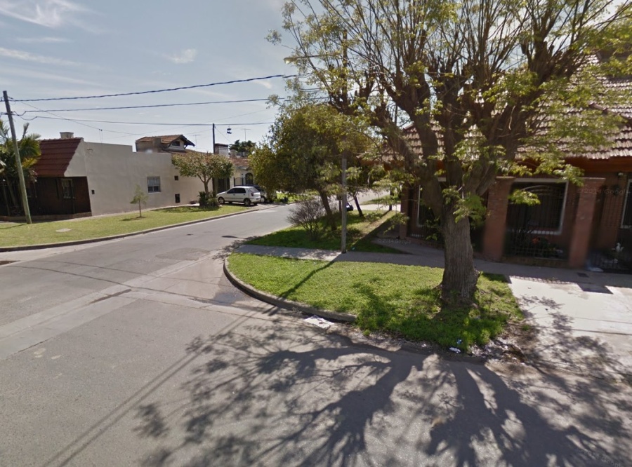 Madrugada de terror en La Plata: delincuentes asaltaron a una familia y escaparon de la policía a los tiros