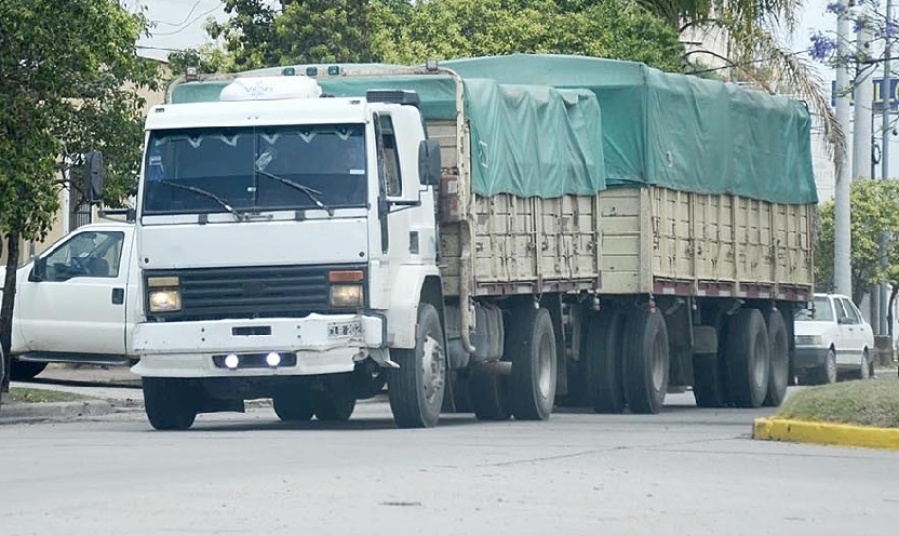 Vecinos reclaman por el pasaje constante de camiones en 134 y 44: “Rompen la esquina y obstaculizan el tránsito”