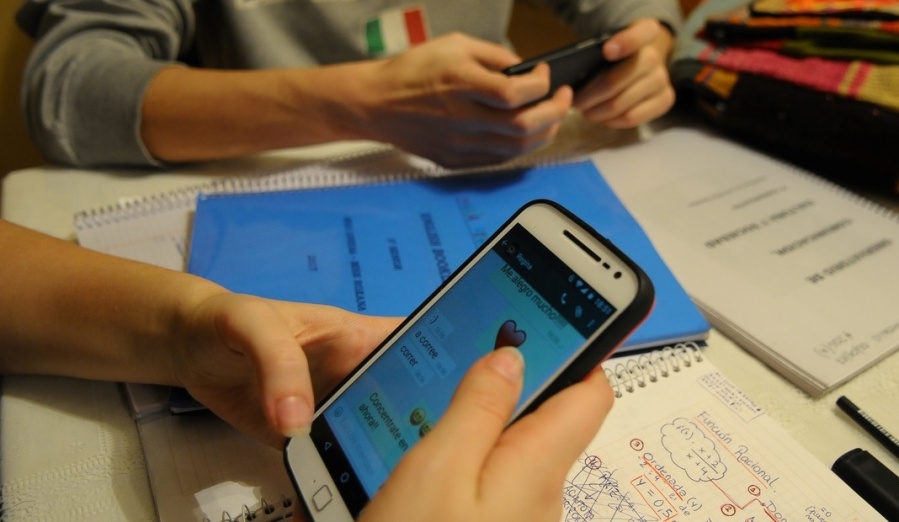 Con el caso de Brasil en foco, quieren apurar la prohibición del uso de celulares en escuelas bonaerenses