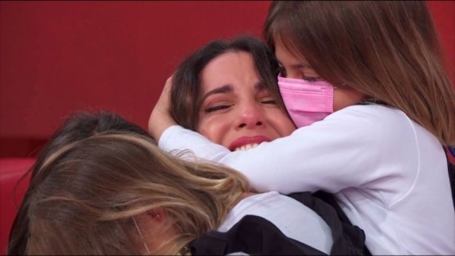 Cinthia Fernández rompió en llanto en vivo al ver la sorpresa de sus hijas