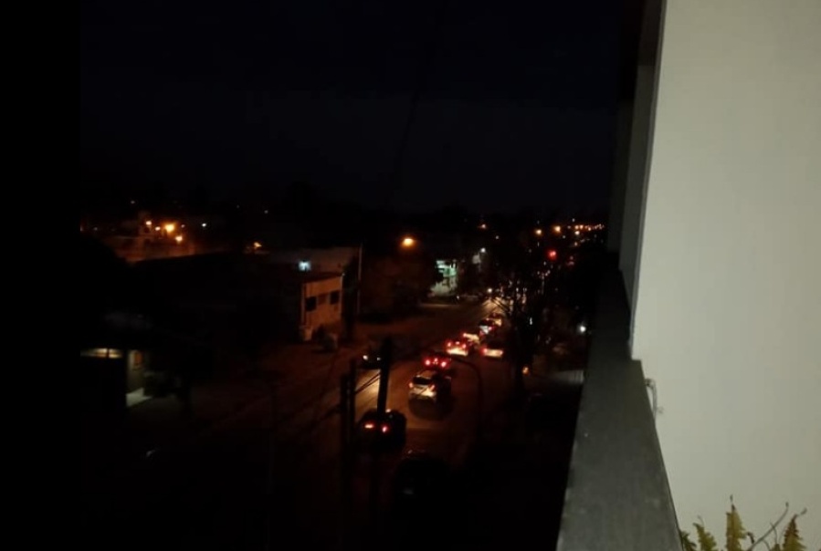 ”¿Alguien sabe hasta cuándo vamos a tener que vivir en penumbras?”: El reclamo de una vecina de 122 y 72