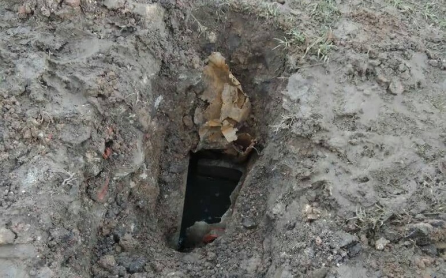 Vecinos de La Plata piden que reparen un caño roto porque cuando llueve tienen que salir en ”bote”