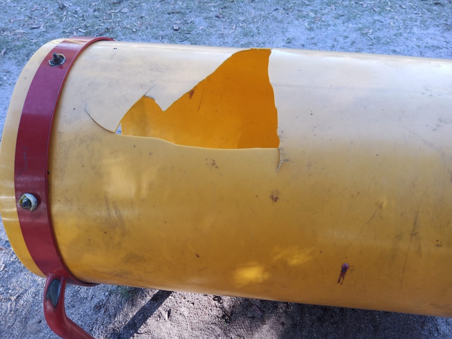 Vecinos de Los Hornos reclaman por el vandalismo que sufren los juegos de una plaza