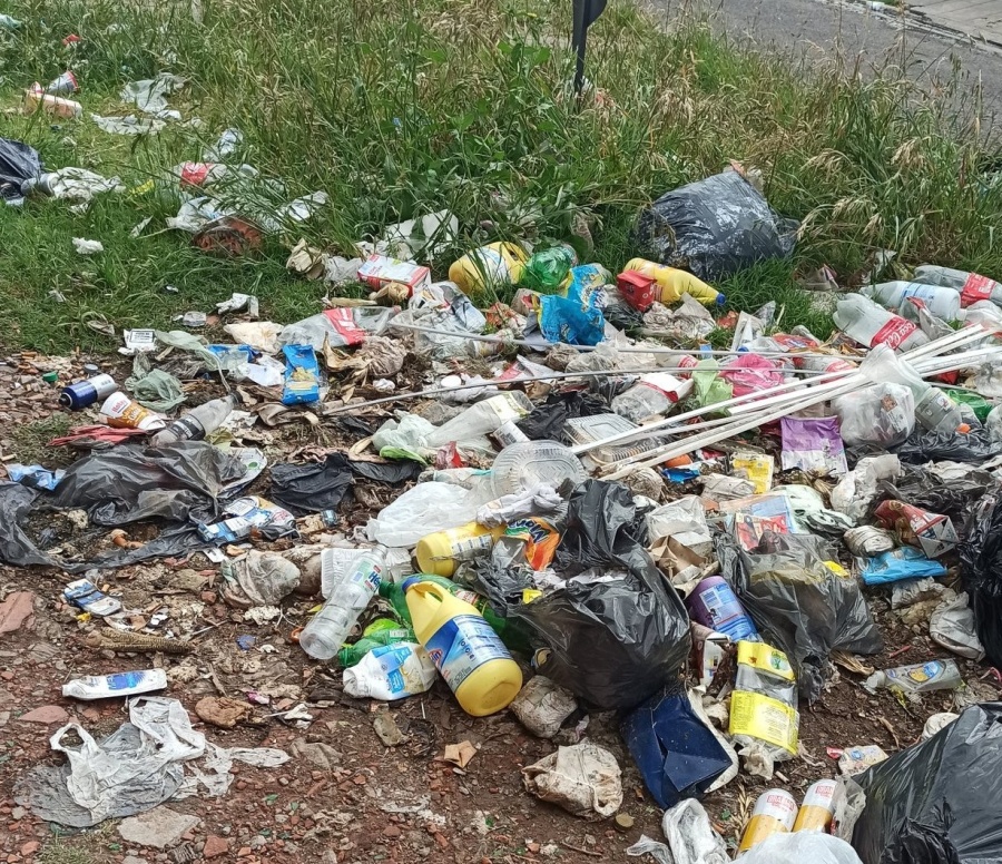 Indignación y bronca de vecinos platenses por la acumulación de basura en Barrio Monasterio 78c 10 y 12