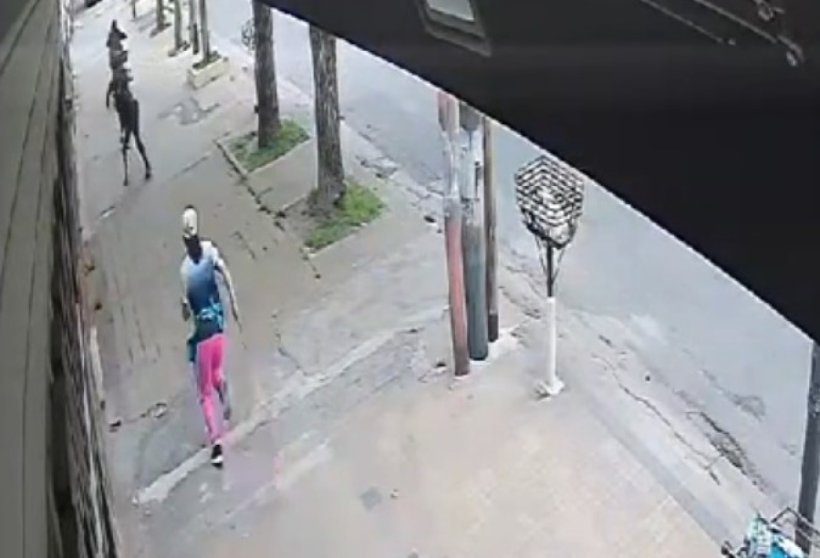 Una carnicera agarró una cuchilla, enfrentó a tres ladrones y evitó el robo de una moto en Los Hornos