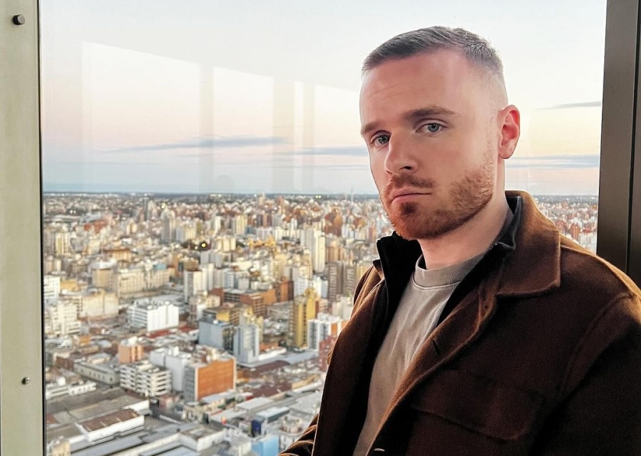 ”Estoy enamorado”: un húngaro aterrizó en Argentina, se llevó una linda sorpresa en el aeropuerto y el video fue viral