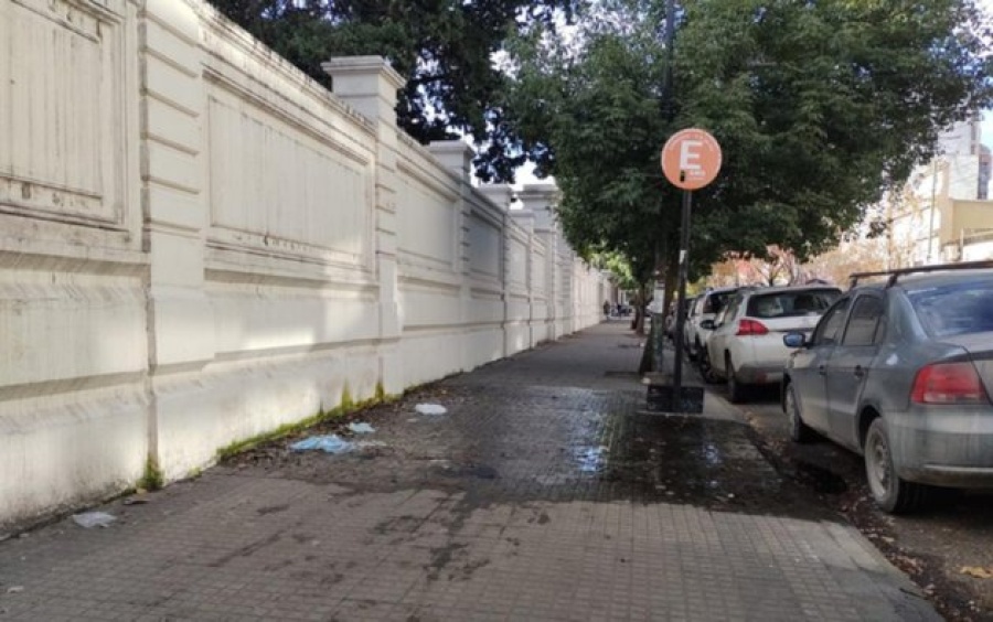 Vecinos de la zona de 5 y 46 reclaman por una grave pérdida de agua que se ubica en medio de la vereda