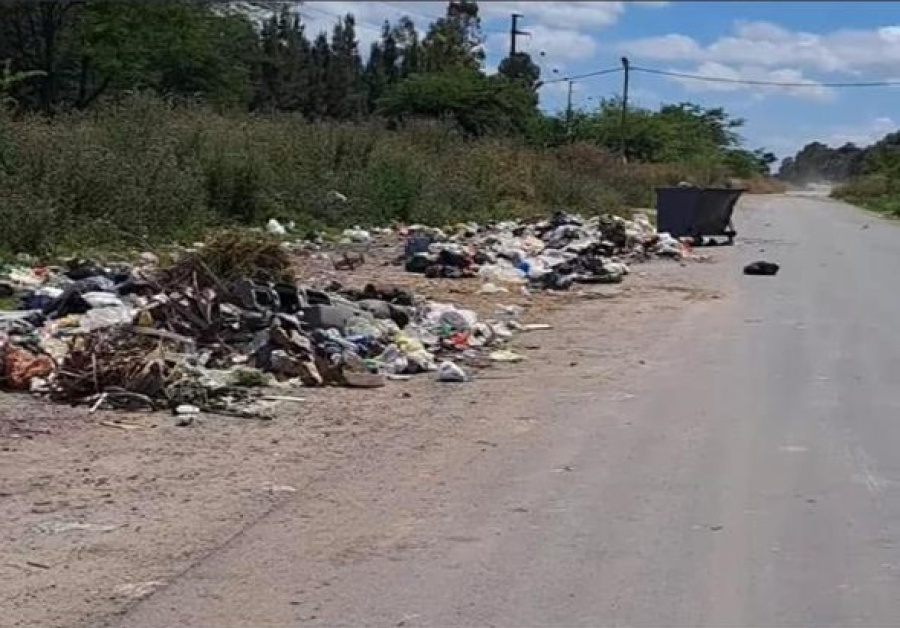 Vecinos de Los Hornos enojados por la falta de respuesta y un basural creciente, sumado a los pozos que impiden el tránsito