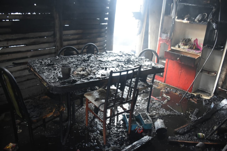 Feroz incendio arrasó con dos viviendas de La Plata: una joven debió ser trasladada al hospital por quemaduras en su cuerpo