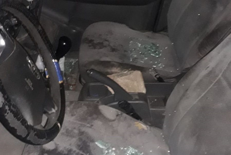 Un hombre armado cayó sobre un patrullero e hirió a una policía en San Carlos