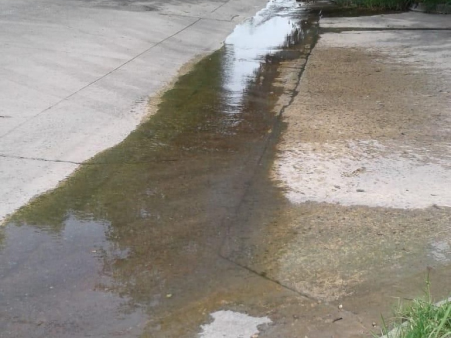 En una esquina de Hernández hay desborde cloacal y el olor nauseabundo aqueja a los vecinos