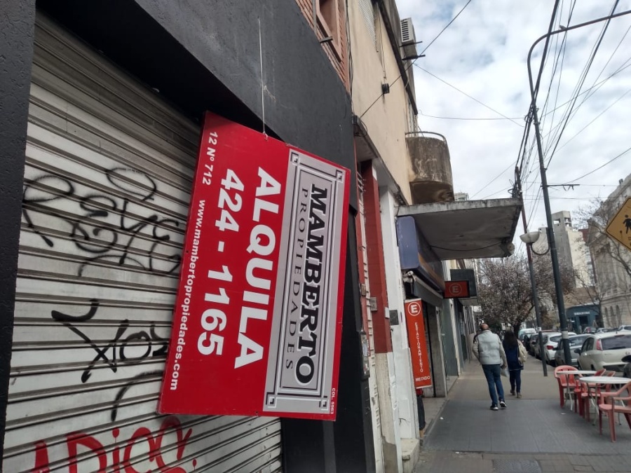 Vecinos y comerciantes del centro preocupados por un cartel que está “atado con una soguita”