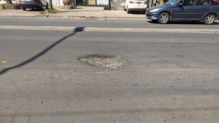 Vecinos de Los Hornos reclaman por baches en Avenida 66