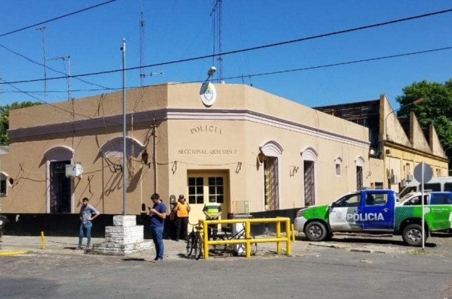 Encontraron a una mujer muerta en la pileta de su casa y detuvieron a su pareja