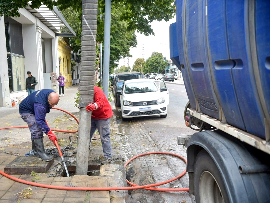 Cuadrillas, guardias a punto y camiones especializados: así refuerzan la limpieza de sumideros en La Plata