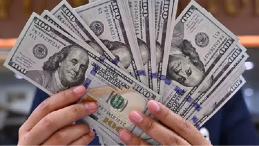 El dólar retrocede y el riesgo país queda al borde de perforar los 1.000 puntos