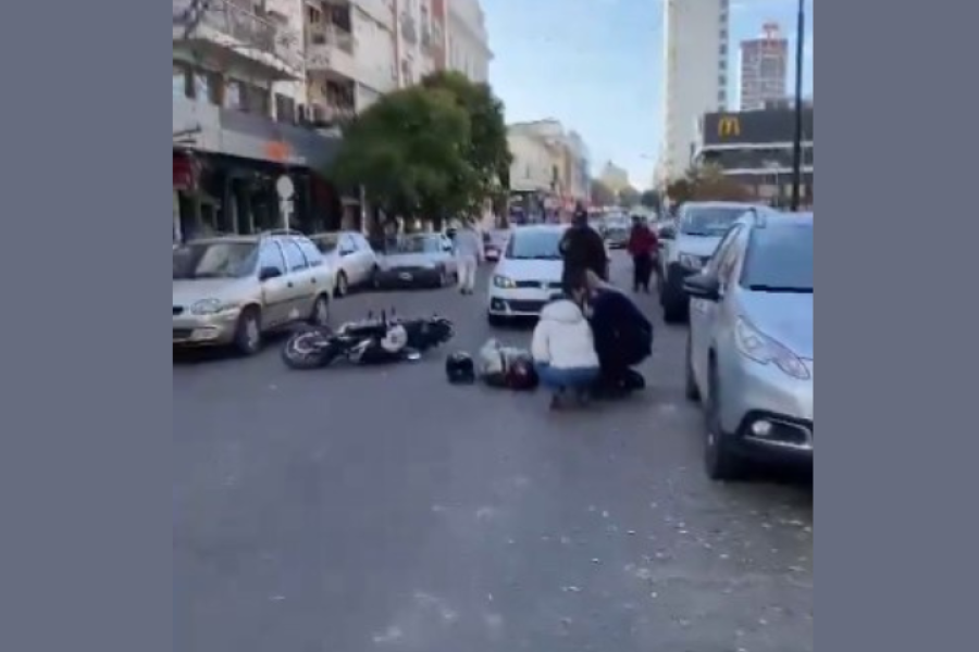 Abrió la puerta de su auto sin mirar y golpeó a una motociclista