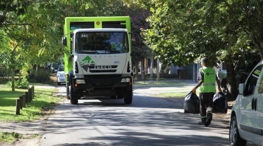 Vecinos de Olmos tienen que caminar diez cuadras para llevar las bolsas de basura: ”No pasan por acá”