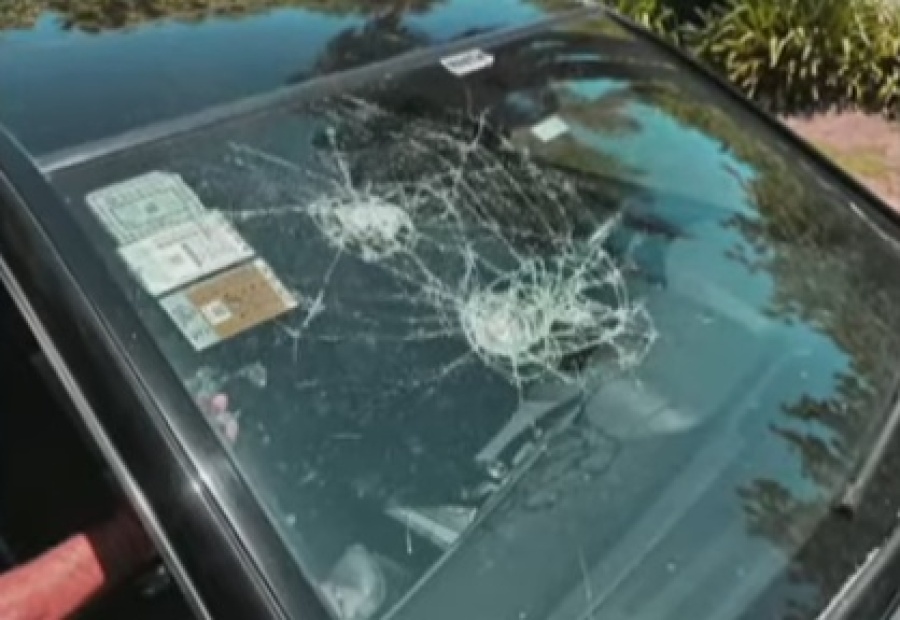 Destruyó el auto de su vecino con un palo de golf por estar mal estacionado