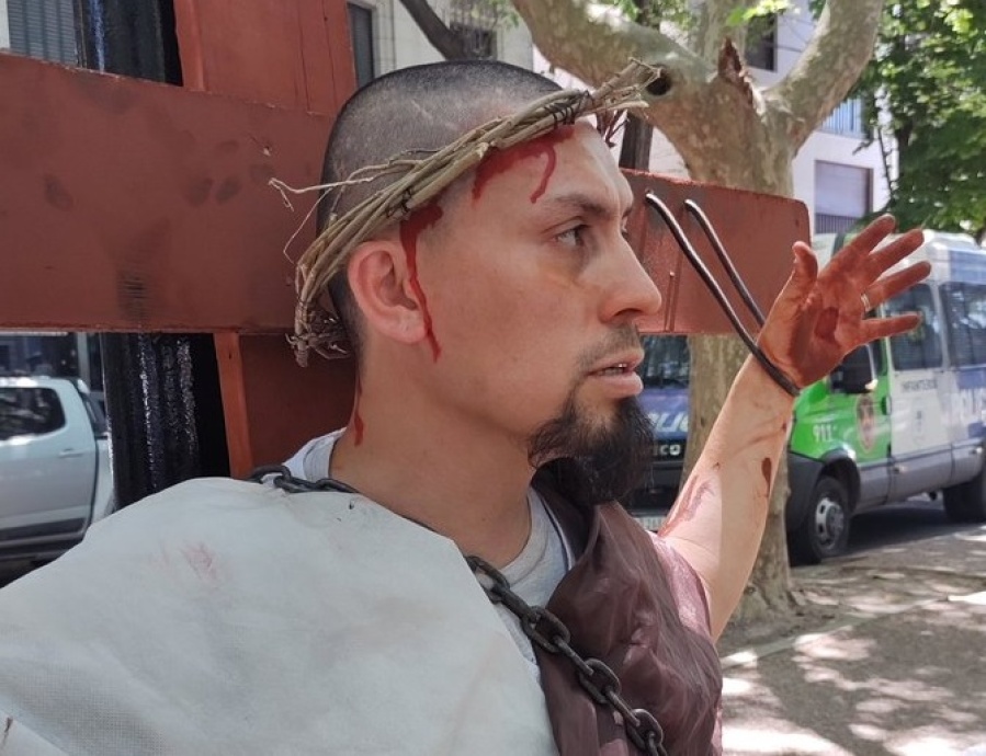 Se “crucificó” en La Plata para reclamar que dejen a su esposa policía trabajar sin estar obligada a portar un arma