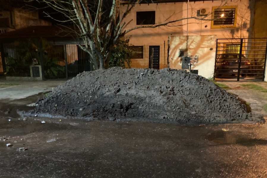 ”Trajeron los escombros pero no arreglan la calle”: Vecinos de San Carlos, furiosos por los pozos