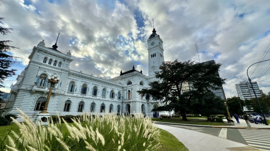 Sin convocar a los sindicatos, Alak cerró un nuevo aumento para los empleados municipales