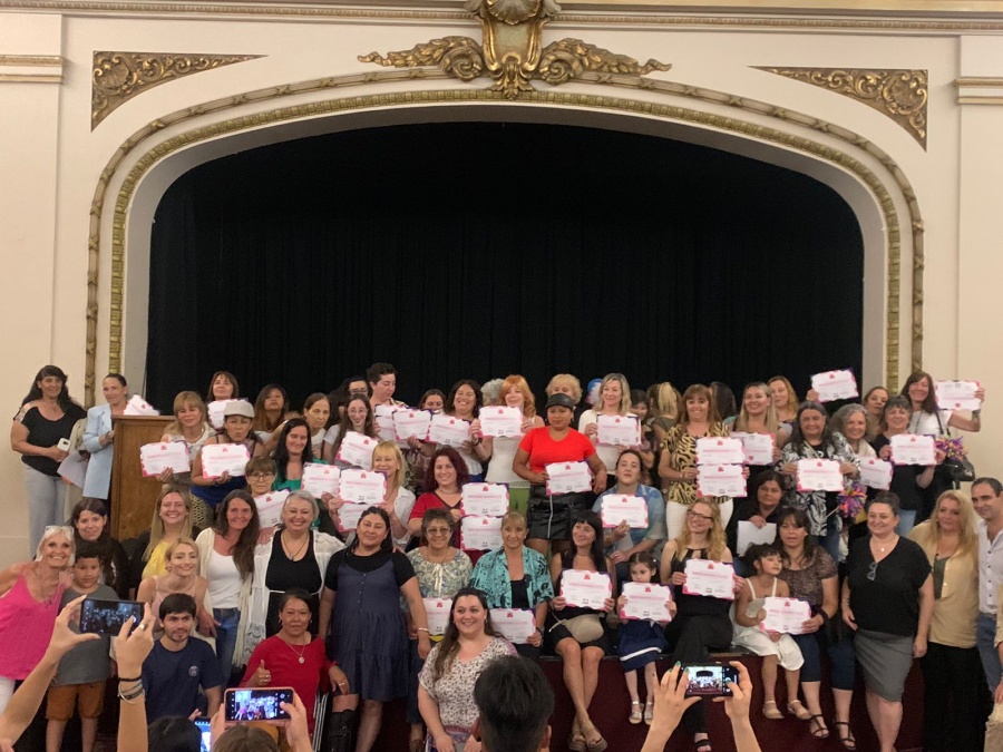 La Municipalidad de La Plata entregó certificados a decenas de vecinas que participaron en talleres de inserción laboral