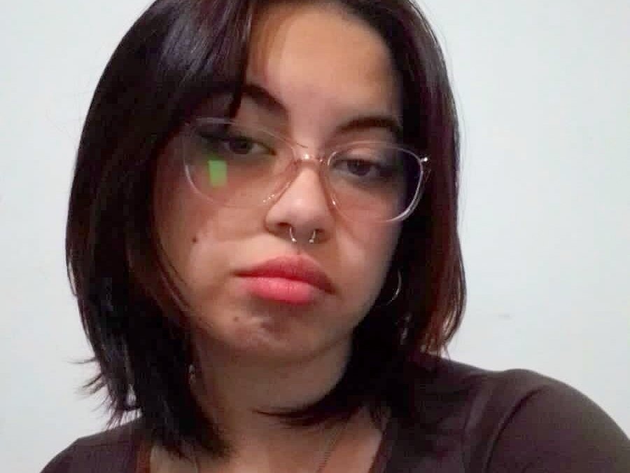 Su hermanito le pidió consejos para responderle a una chica, vio el chat y quedó sorprendida: ”Cero tacto”