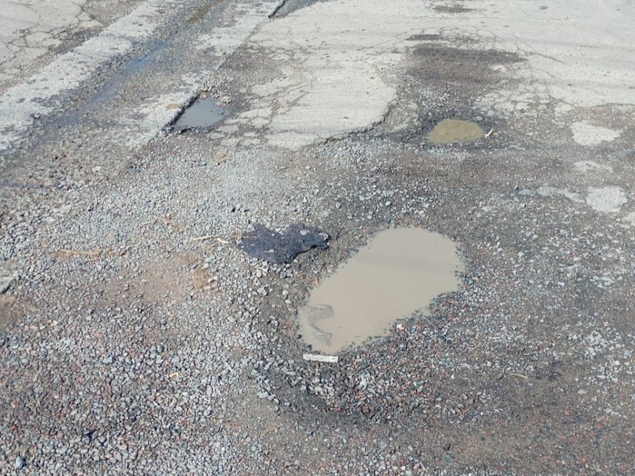 El mal estado de la calle genera preocupación en los vecinos de San Carlos por un pozo dentro de un badén