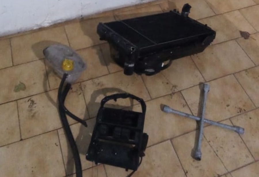Robaban autopartes en Villa Elvira y quedaron detenidos