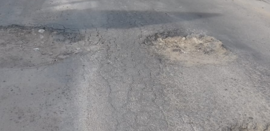 Vecinos de Los Hornos reclaman por varios pozos que se encuentran en una cuadra: ”Es una vergüenza”