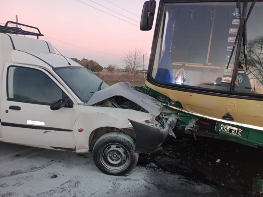 Un conductor tuvo que ser rescatado por lo bomberos luego de chocar de frente contra un micro en La Plata